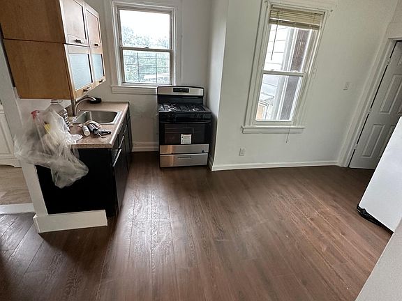 2nd image of 745 Van Duzer St Floor 1