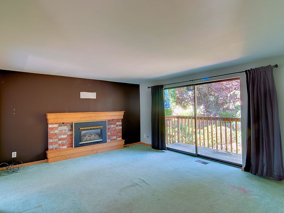 Bright Family Room w/FP