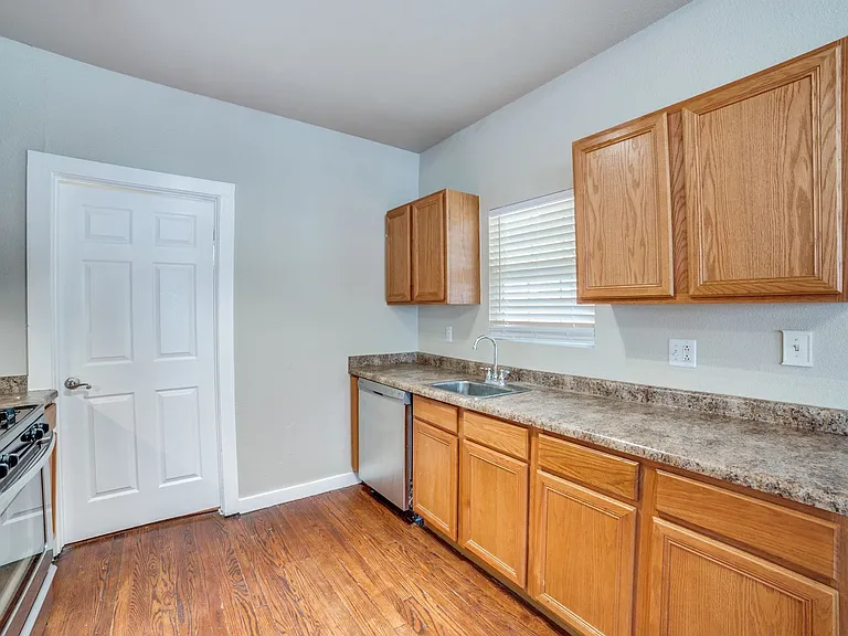 415 Kendall St — Photo 16