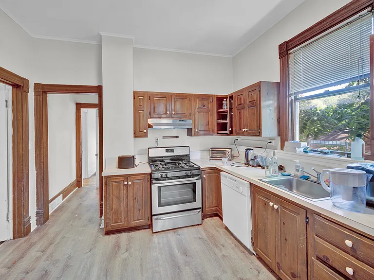 2142 Maple Ave — Photo 8