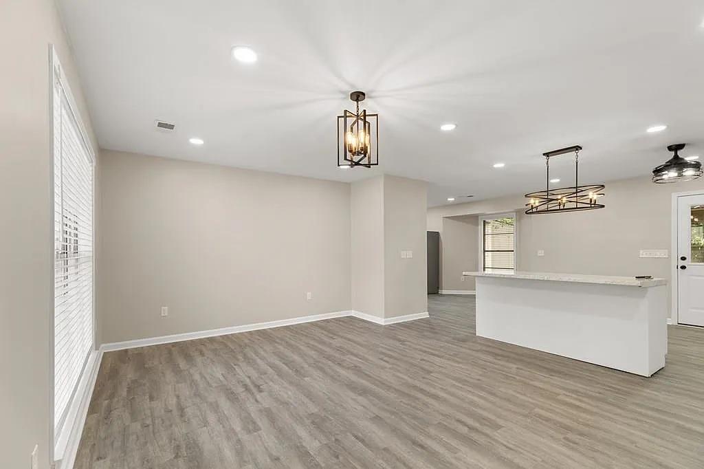 3 bed, 2.0 bath, 1377 sqft, $1,500 — Photo 2