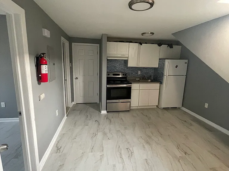 150 Putnam St #3 — Photo 2