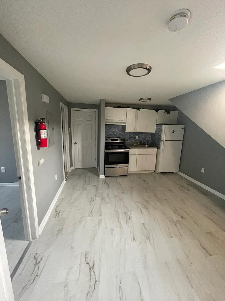 Building Photo - 150 Putnam St #3
