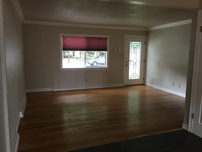 390 S Taft St — Photo 3