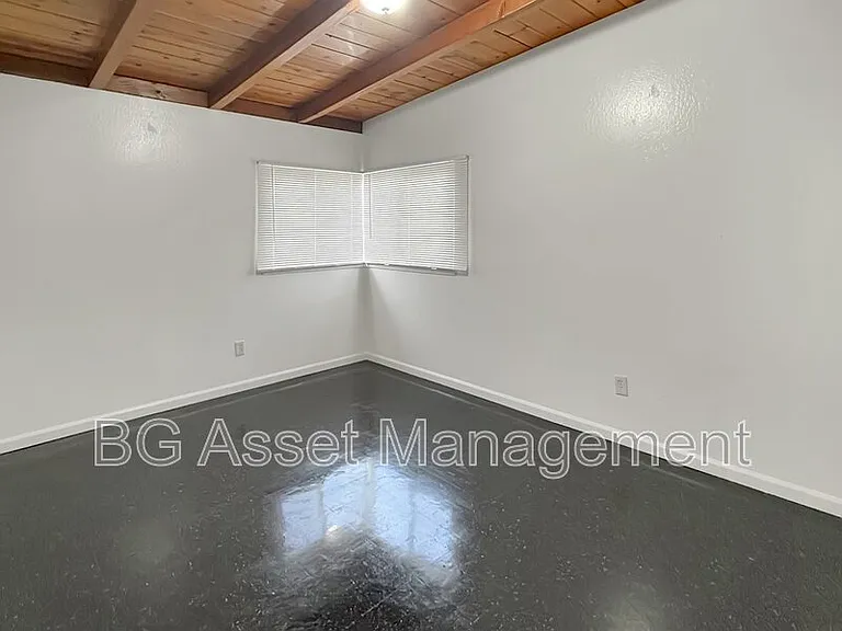 1526 Visalia Ave — Photo 8