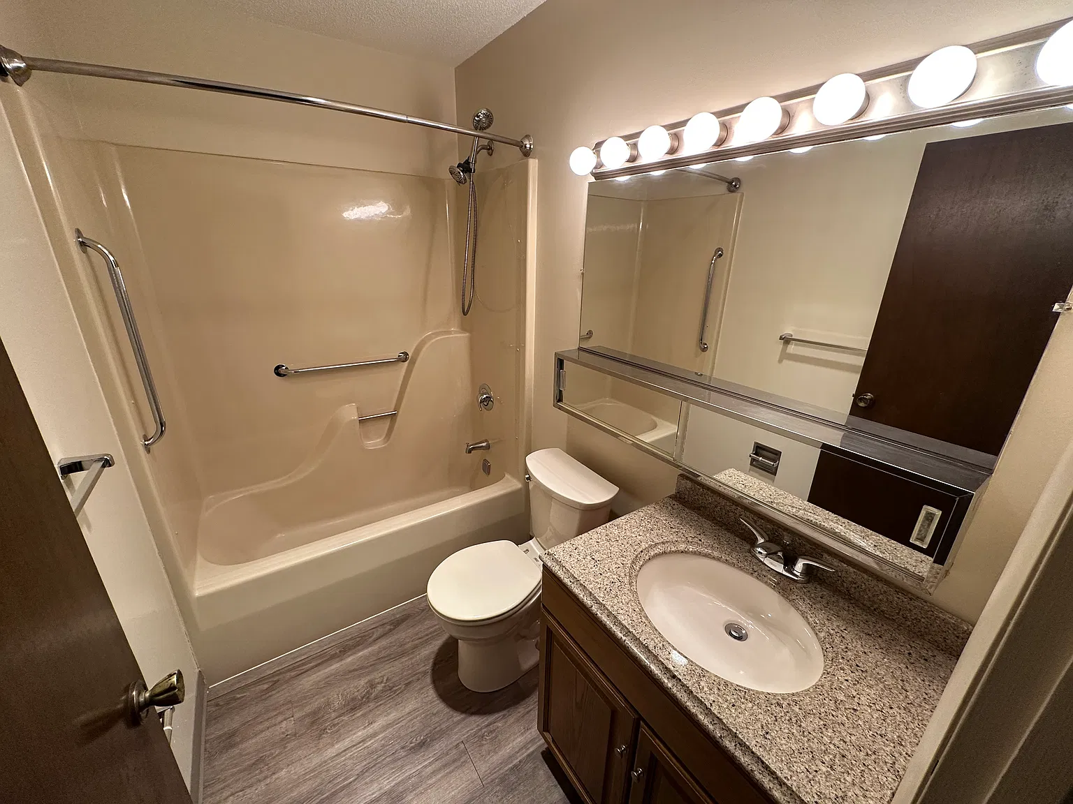 2 bed, $875 — Photo 2