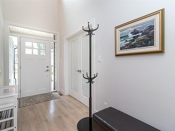 3rd image of 832 Ashbury Ave