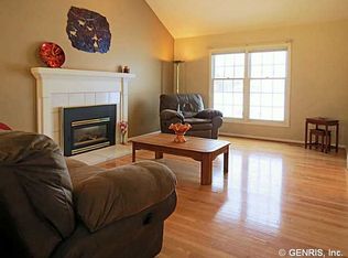 888 Whistlers Cove Ln, Rochester, NY 14612