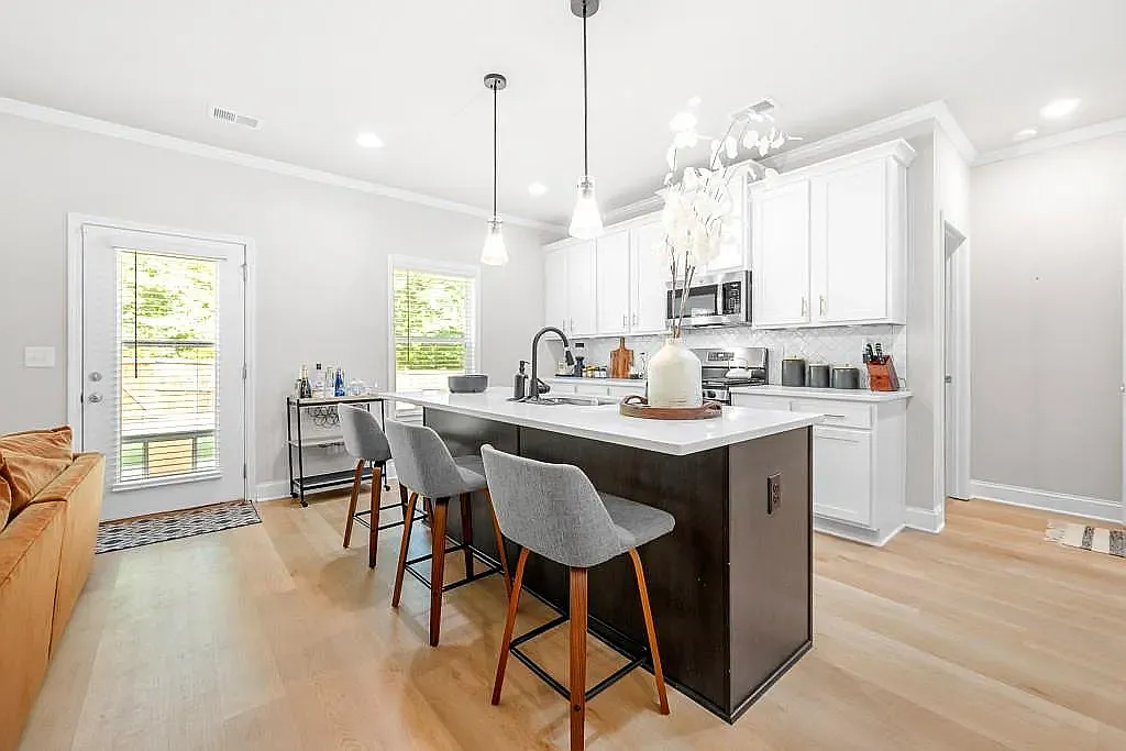 4 bed, 2366 sqft, $3,400 — Photo 3