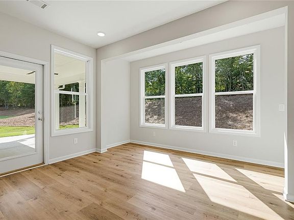 5th image of 618 Sweetgrass Dr