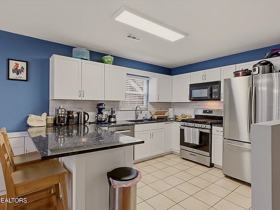 5th image of 707 Farragut Commons Dr