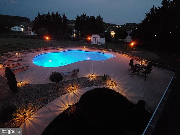 3rd image of 105 Berkshire Ln