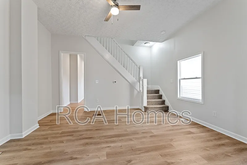 3 bed, 1.5 bath, $1,395 — Photo 2