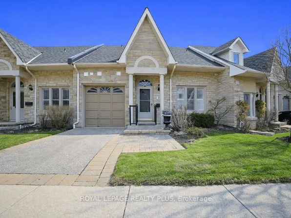 1010 Cristina Ct #7, Mississauga, ON L5J 4T7