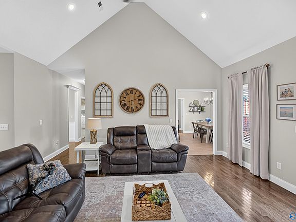 5th image of 125 Berkshire Ln