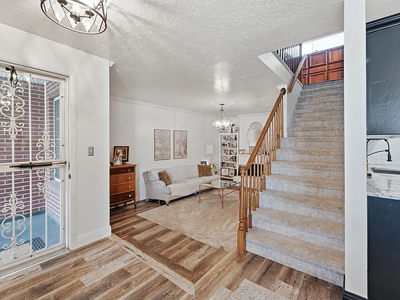 4th image of 266 W Meadow Ln