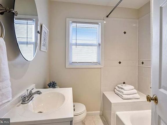 4th image of 7918 Martha Washington St #3