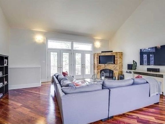 4th image of 435 Maple Ave