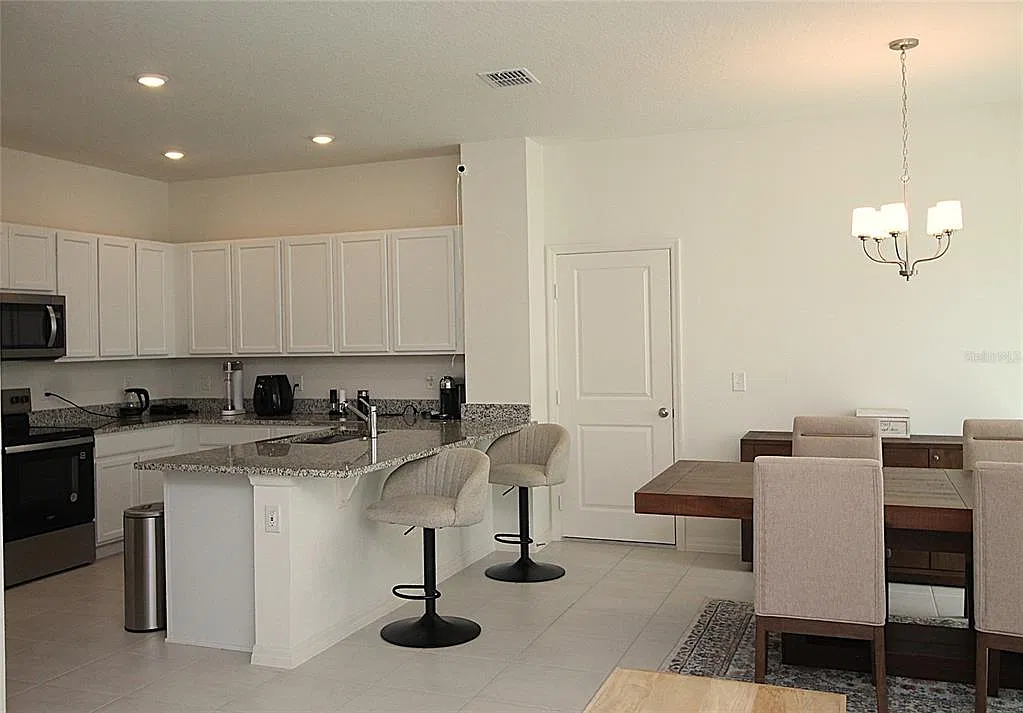 4 bed, 2.5 bath, 2039 sqft, $2,595 — Photo 4