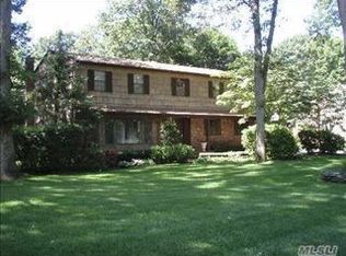 31 Fox Hollow Ridings Rd, Northport, NY 11768