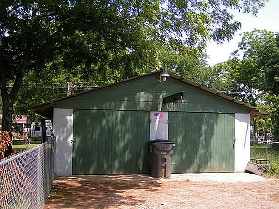4th image of 444 Shoshone Dr