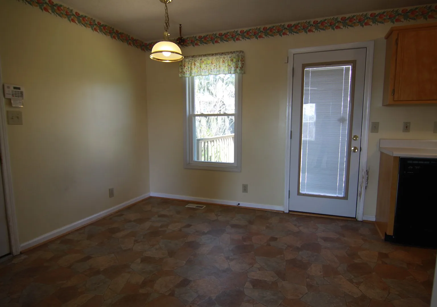 3 Bedroom Dog Friendly Home For Rent Near Post! — Photo 3