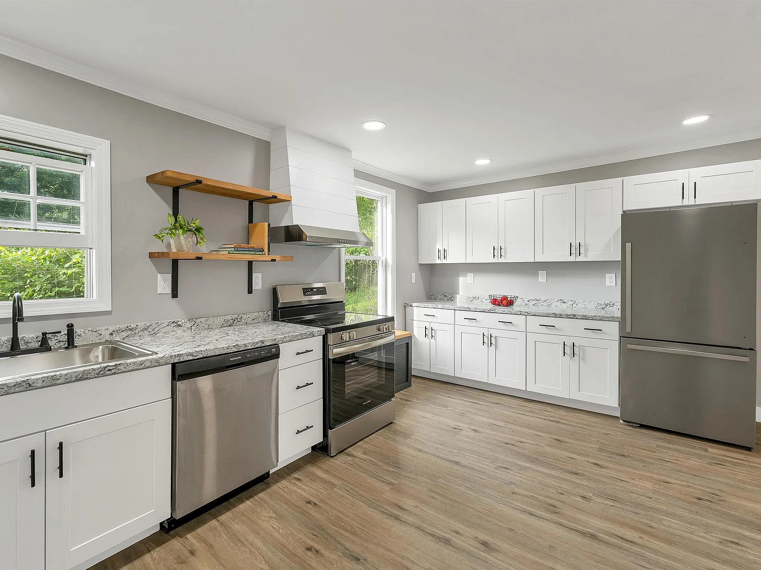 3 bed, 1.5 bath, 1564 sqft, $3,200 — Photo 4