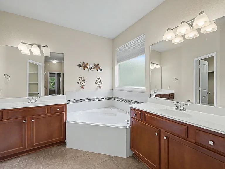 1912 Hill Manor Dr — Photo 16