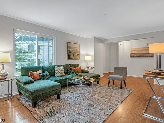 4th image of 299 Riveredge Dr