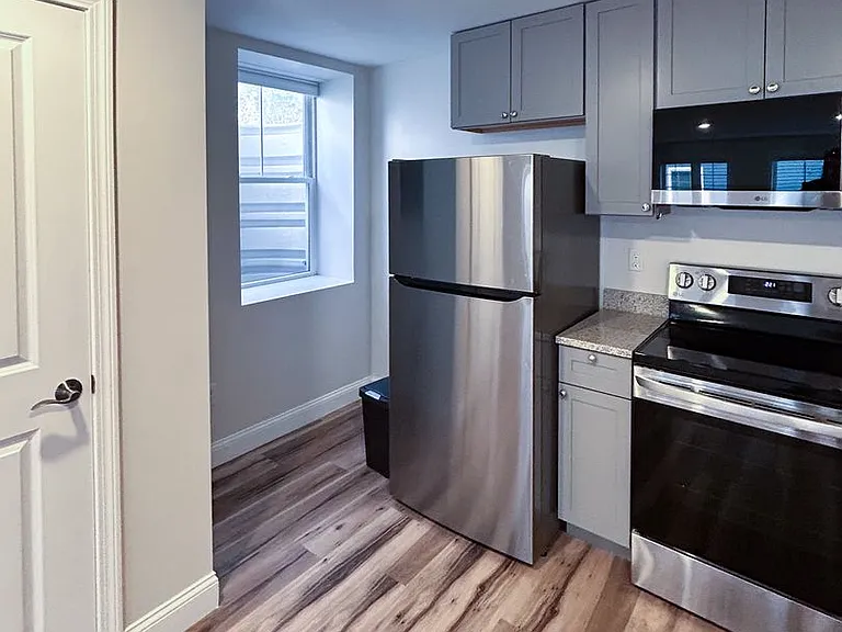 376 Colchester Ave — Photo 4