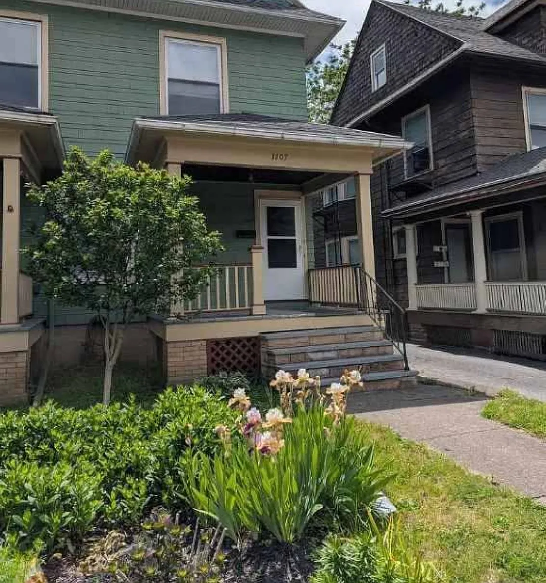 3 bed, 1100 sqft, $1,650 — Photo 1