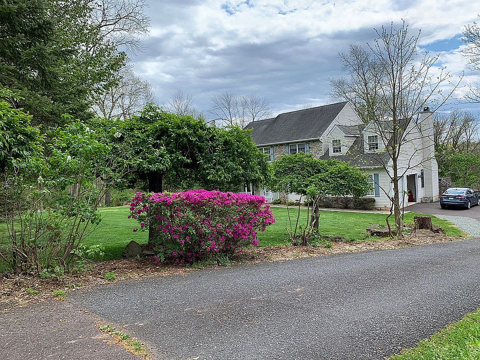 1st image of 214 Hollowbush Ln