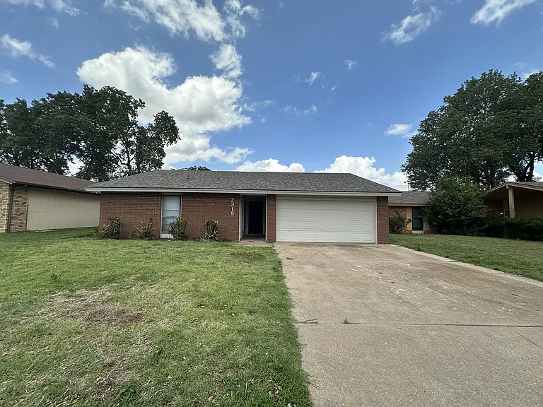 2318 Double Tree Ln — Photo 1