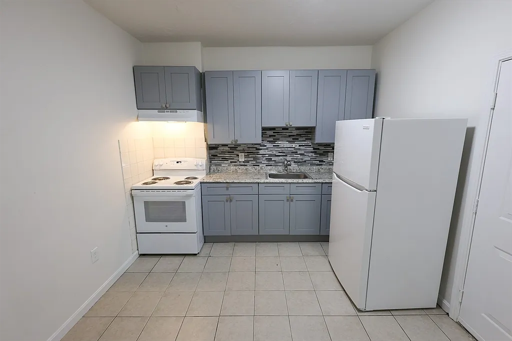 4 bed, 1.0 bath, 1250 sqft, $3,700 — Photo 2