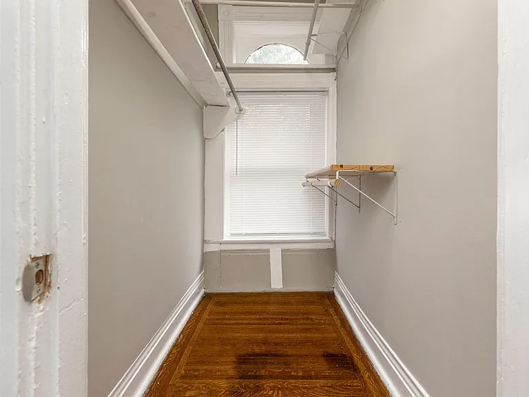 315 W Lee St — Photo 17