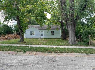 327 SE Pinecrest Dr, Topeka, KS 66605