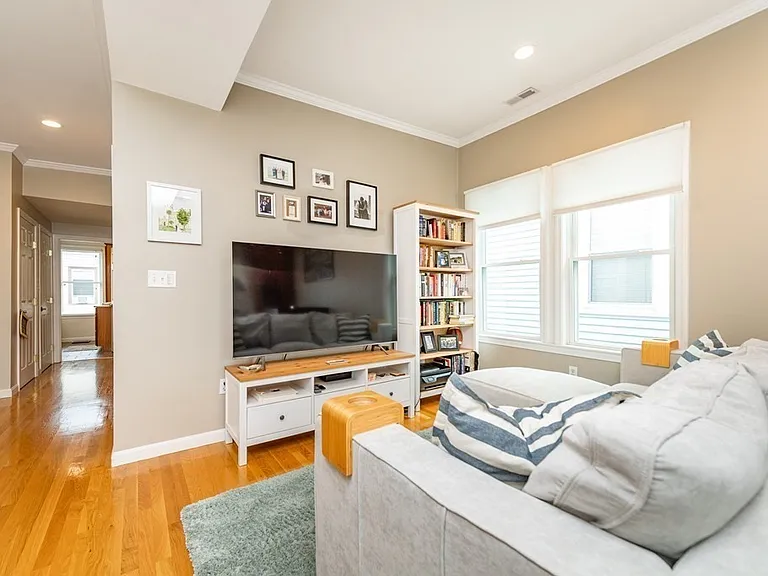 10 Peters St #3 — Photo 1
