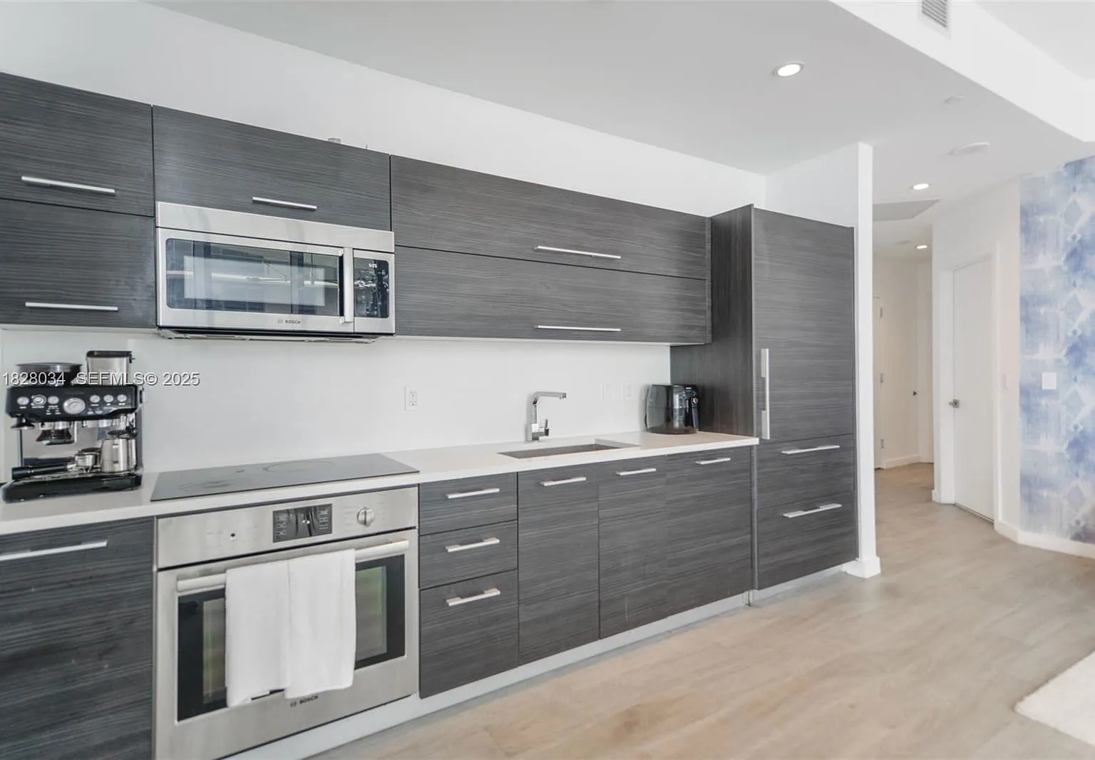 3 bed, 3.0 bath, 1238 sqft, $6,900 — Photo 2