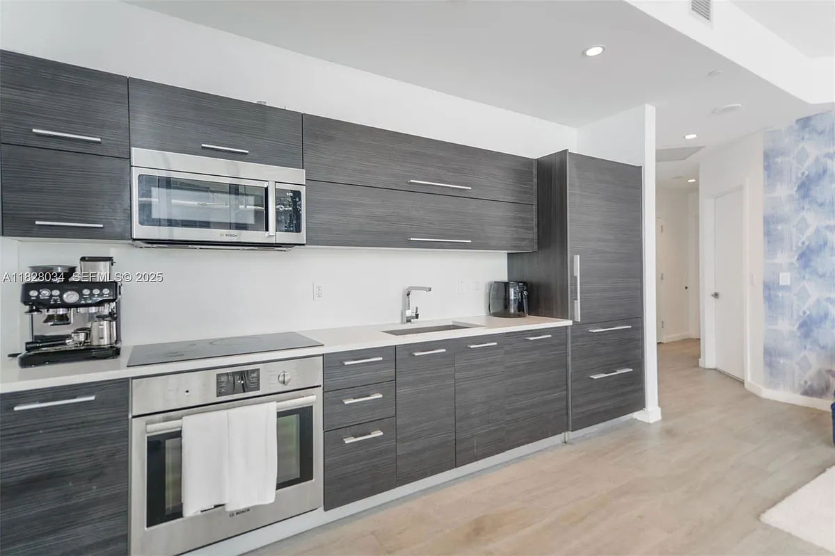 Building Photo - 45 SW 9th St #4108