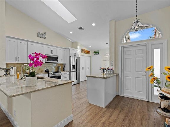 3rd image of 7775 Majestic Palm Dr