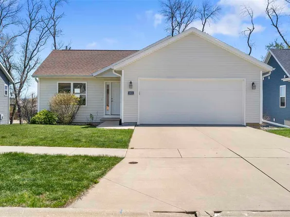 1801 Whispering Pines Ct SW, Cedar Rapids, IA 52404