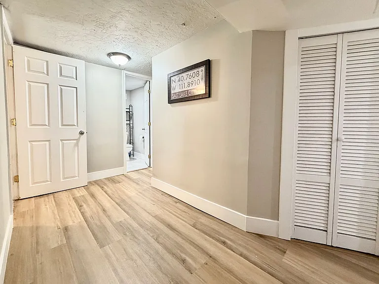 37 W Robert Ave — Photo 8