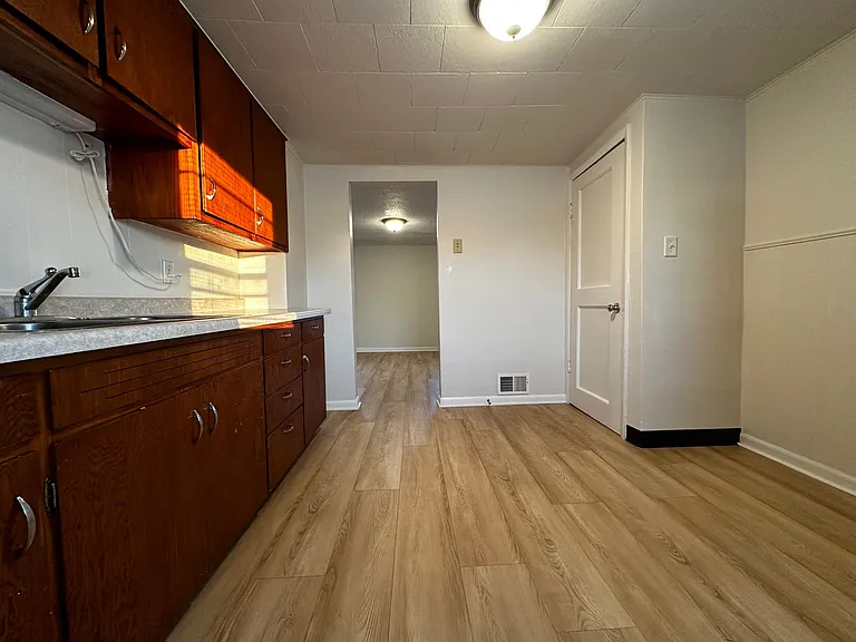 160 Gruenwald Ave — Photo 5
