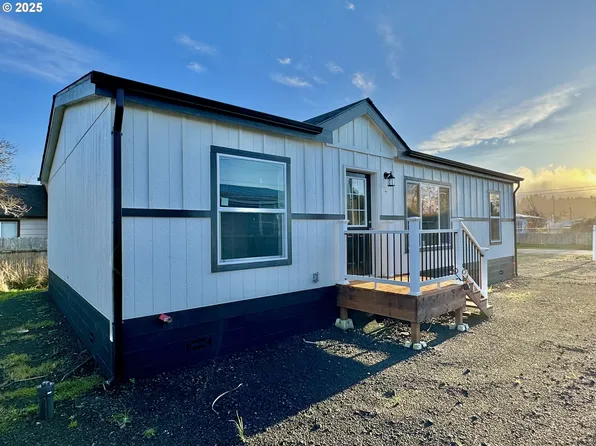 150 N 10th St, Lakeside, OR 97449