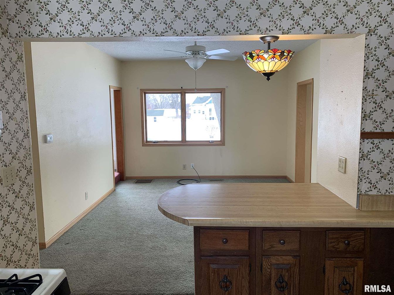 Under 150K Sunday c. 1890 Charming Farmhouse in Williamsfield IL