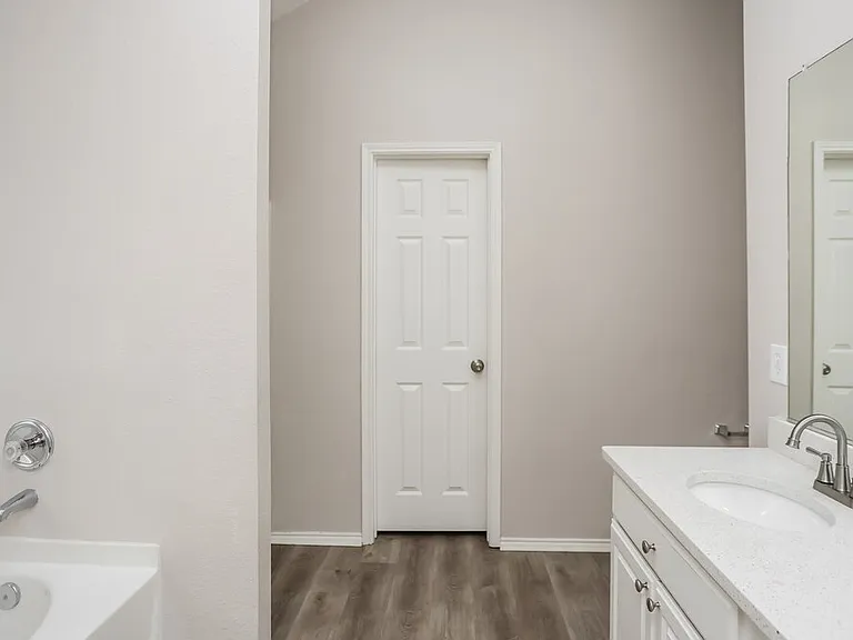 1203 Hampton Dr — Photo 12