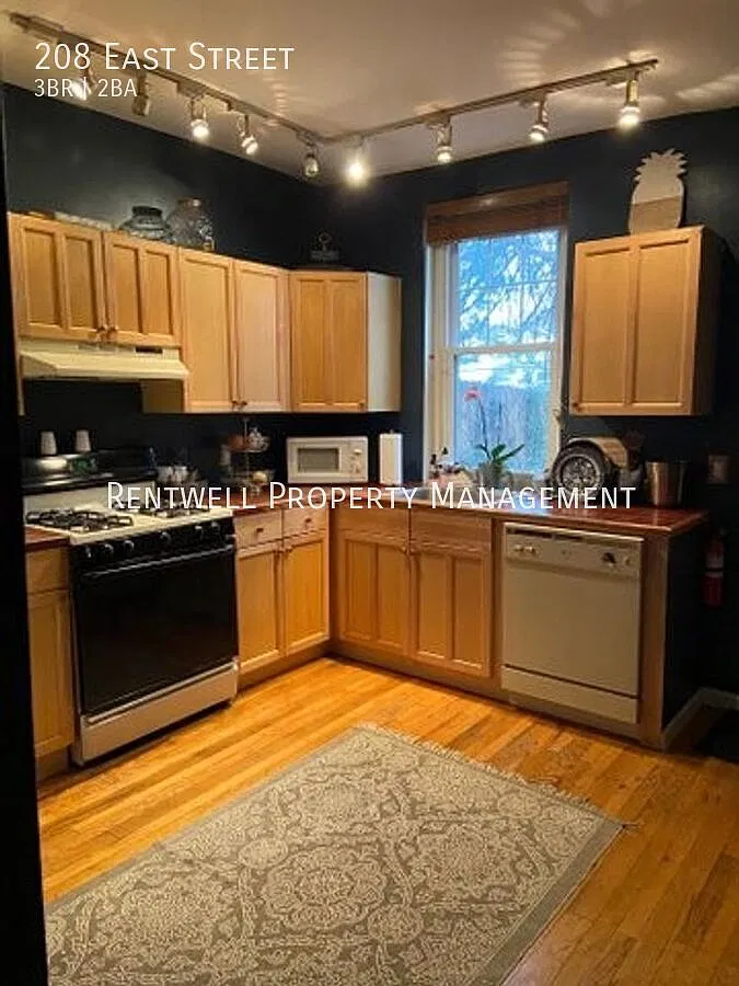 3 Bedroom Renovated Townhome with Charming Finishes — Photo 2