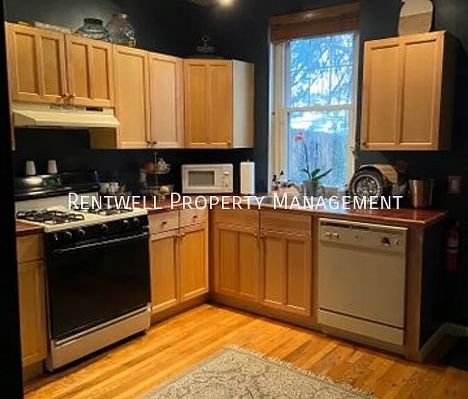 208 East St — Photo 11