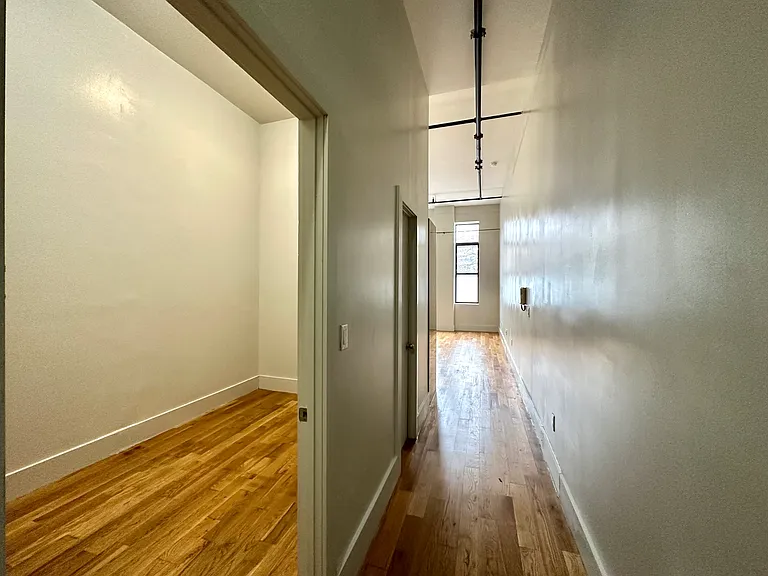564 De Kalb Ave #109 — Photo 4