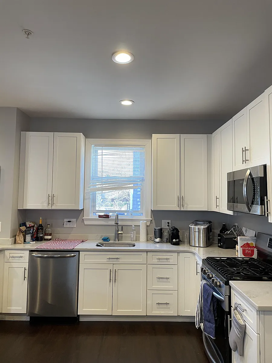 Building Photo - 149 W 8th St #1